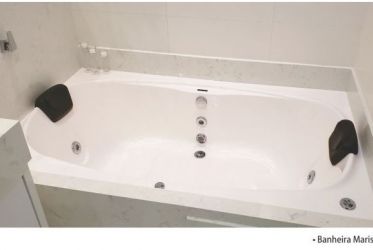 Banheira de hidromassagem ou SPA ficam amarelados com o tempo?